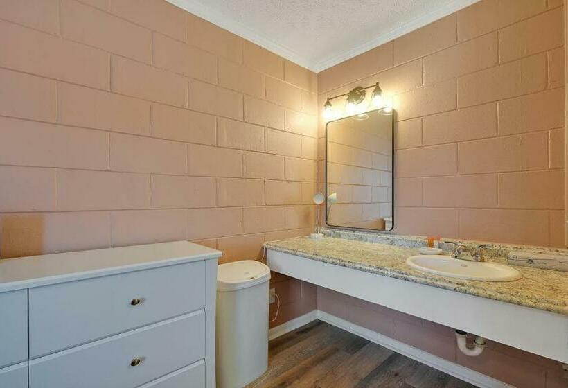 Номер Стандарт, Dry Dock Inn