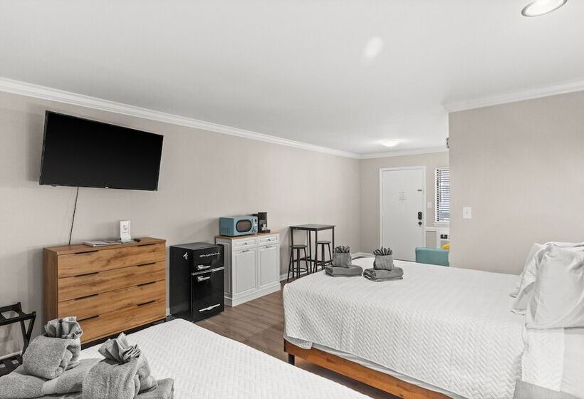 Четырехместный номер Премиум, Dry Dock Inn