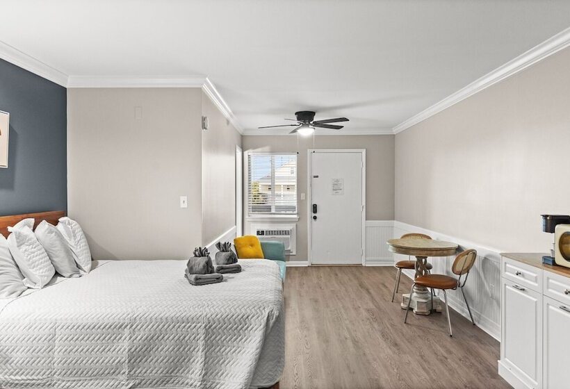 Четырехместный номер Премиум, Dry Dock Inn