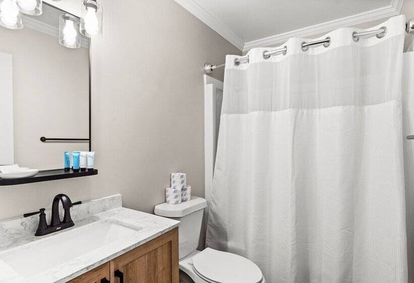 Четырехместный номер Премиум, Dry Dock Inn