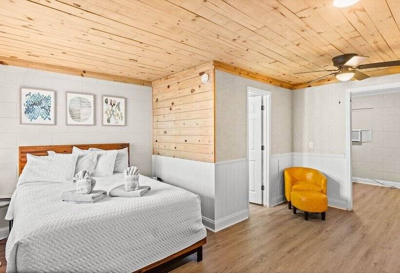 Четырехместный Номер Стандарт, Dry Dock Inn