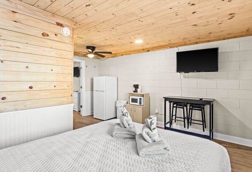 Четырехместный Номер Стандарт, Dry Dock Inn