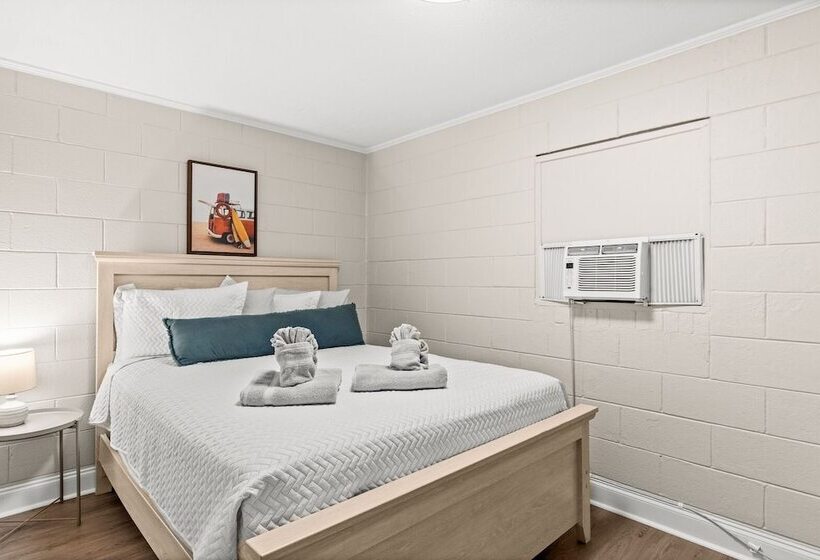 Четырехместный Номер Стандарт, Dry Dock Inn