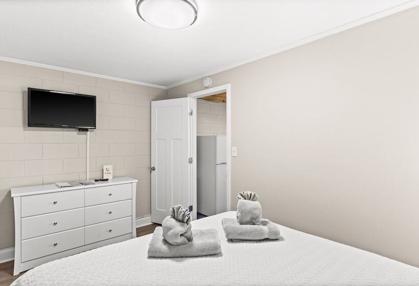 Четырехместный Номер Стандарт, Dry Dock Inn