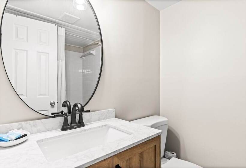 Четырехместный Номер Стандарт, Dry Dock Inn