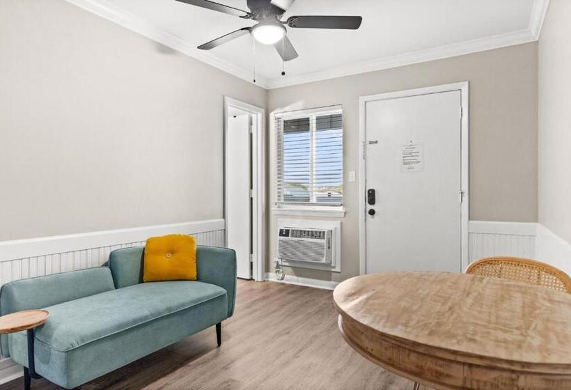 Четырехместный номер Премиум, Dry Dock Inn