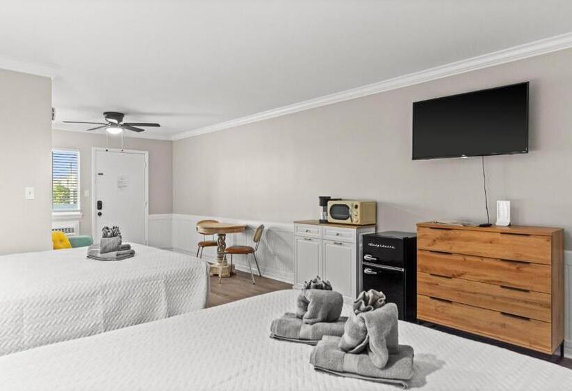 Четырехместный номер Премиум, Dry Dock Inn