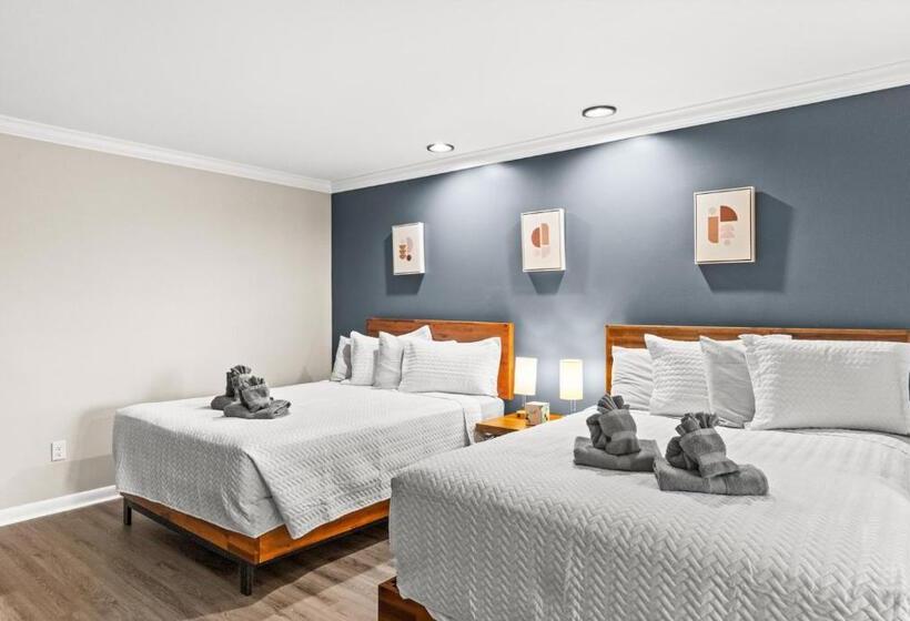 Четырехместный номер Премиум, Dry Dock Inn