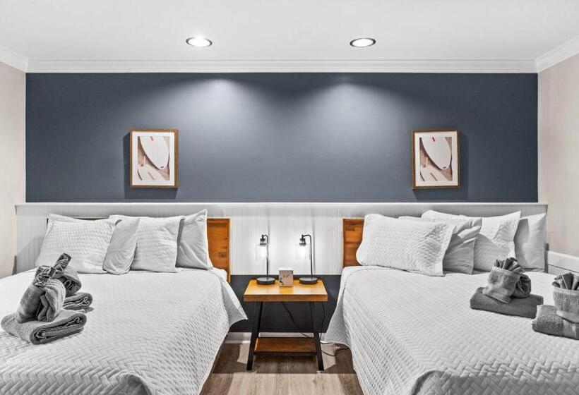 Четырехместный номер Премиум, Dry Dock Inn