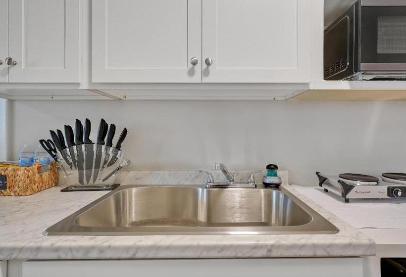 Апартаменты 1 Спальня с Балконом, Dry Dock Inn