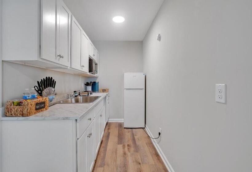 Апартаменты 1 Спальня с Балконом, Dry Dock Inn