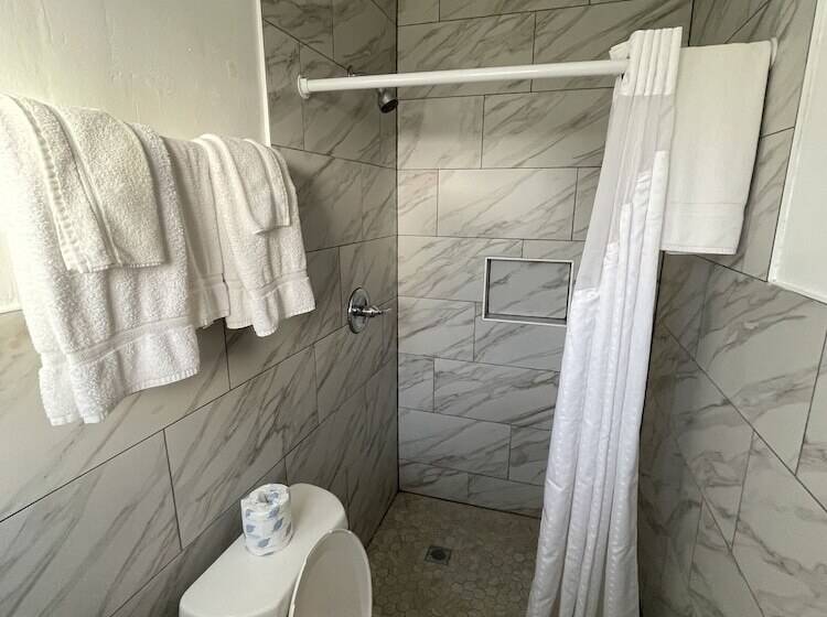 غرفه قياسيه سريرين مزدوجين, Shangri La Motel