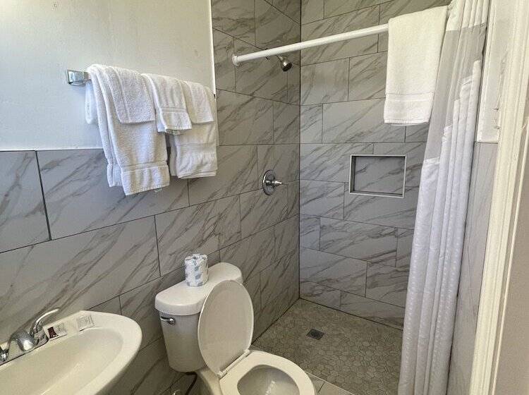 غرفه قياسيه سريرين مزدوجين, Shangri La Motel