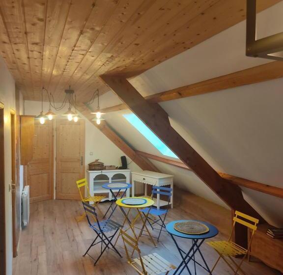 标准间, Au Pied De La Colline