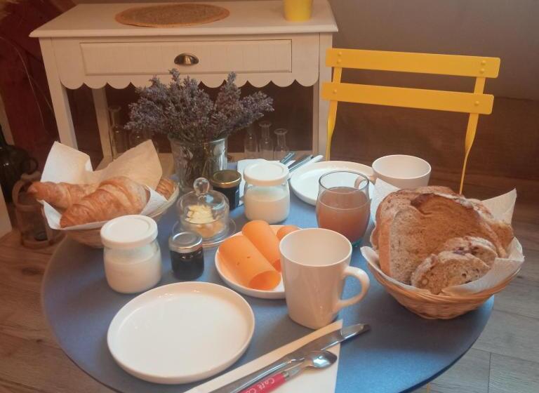 标准间, Au Pied De La Colline