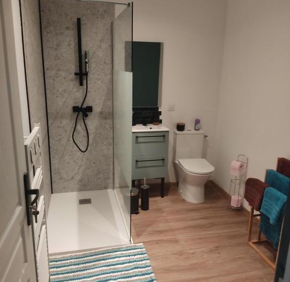 标准间, Au Pied De La Colline