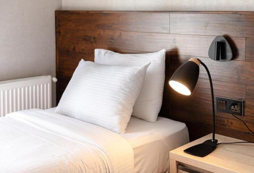 اتاق استاندارد سه نفره, Hilltop Management Group