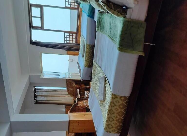 חדר משפחתי, Kabur