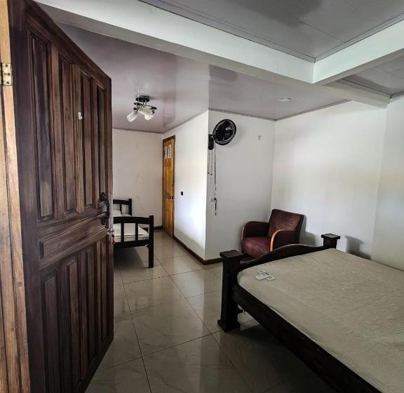 اتاق استاندارد سه نفره, Liah S