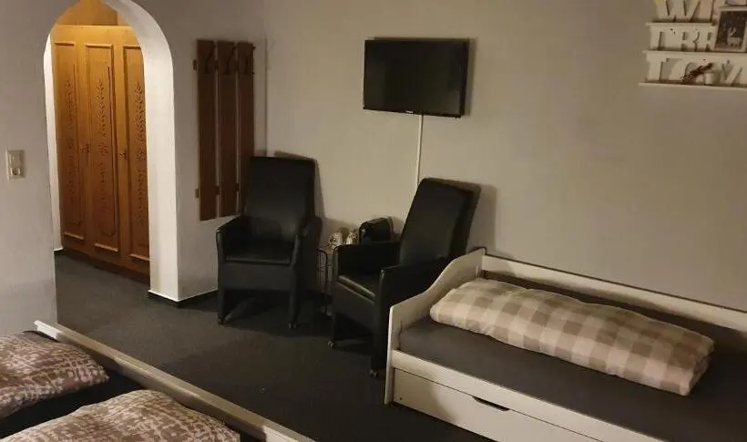 Perhehuone, Mountain Motel