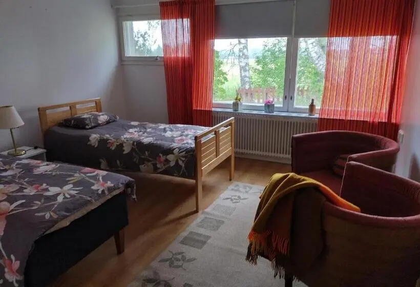 Deluxe-huone, Saarnimaja