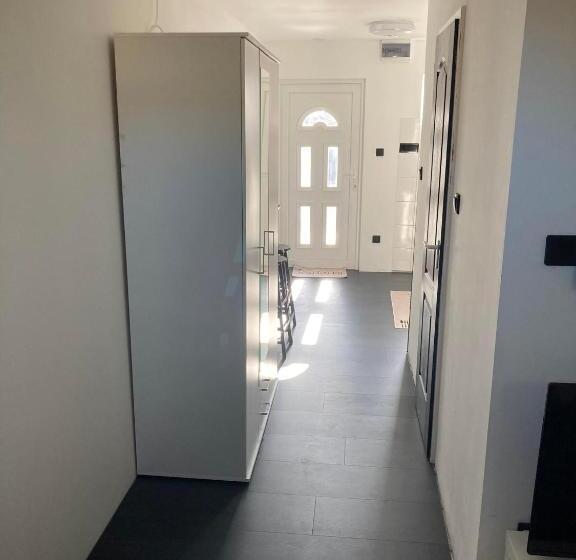 شقة غرفة واحدة, Arany Apartman