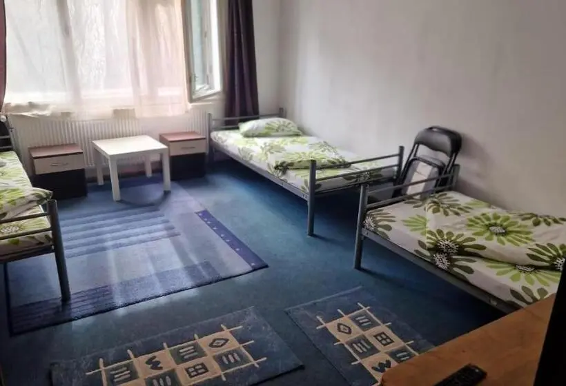 اتاق استاندارد سه نفره, Flava Hostel