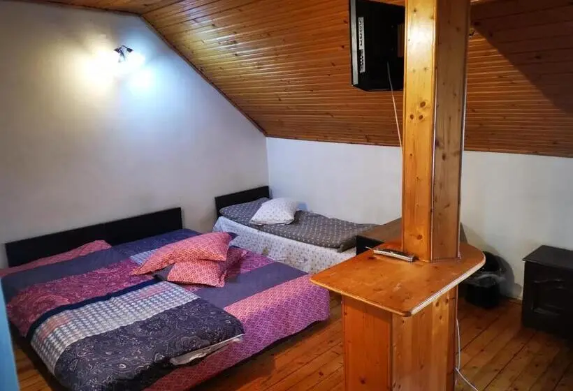 اتاق استاندارد سه نفره, Flava Hostel