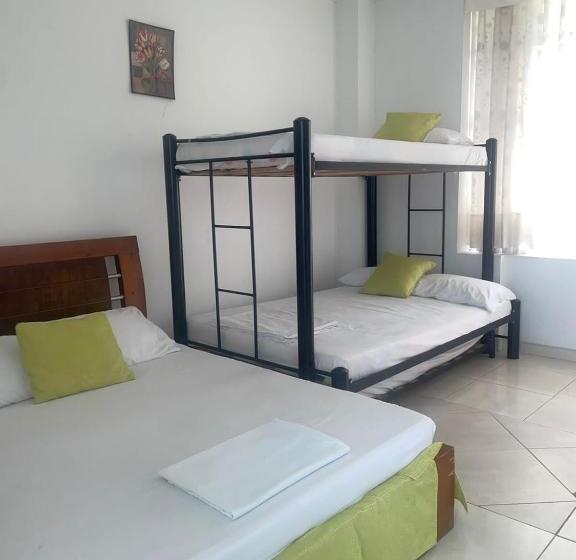 חדר משפחתי, Boutique Paradise