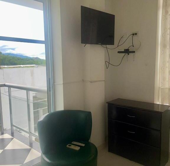 חדר משפחתי, Boutique Paradise