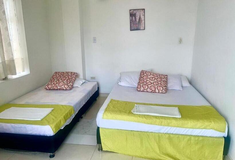 חדר משפחתי, Boutique Paradise