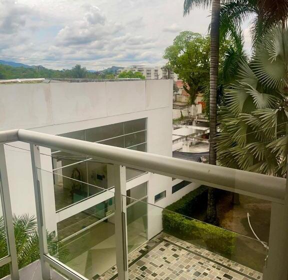 חדר משפחתי, Boutique Paradise