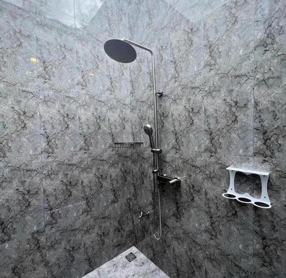 اتاق خانوادگی با چشم‌انداز باغ, Dhonfalhu Dhigurah