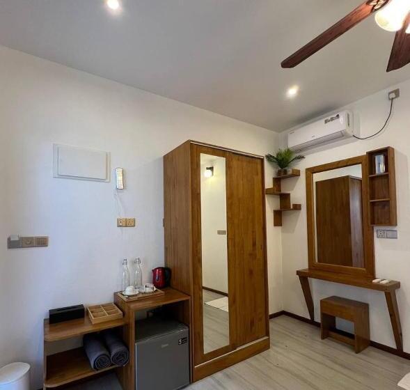 اتاق خانوادگی با چشم‌انداز باغ, Dhonfalhu Dhigurah