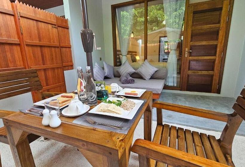 اتاق خانوادگی با چشم‌انداز باغ, Dhonfalhu Dhigurah