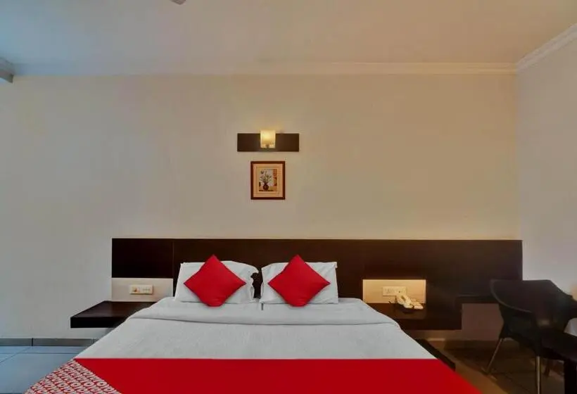 Classic Kolmen Hengen Huone, Oyo Flagship White Cloud