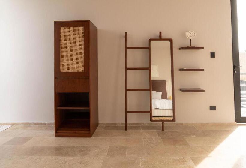 اتاق خانوادگی, Tótem Beach Club