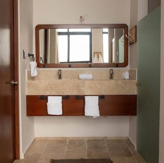 اتاق خانوادگی, Tótem Beach Club