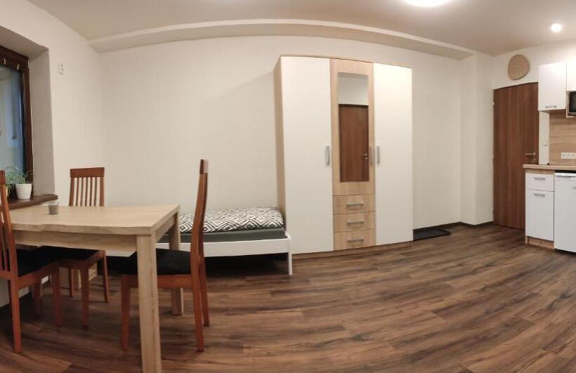 غرفة قياسية ثلاثية مزودة بشرفة, Penzion Bystřička