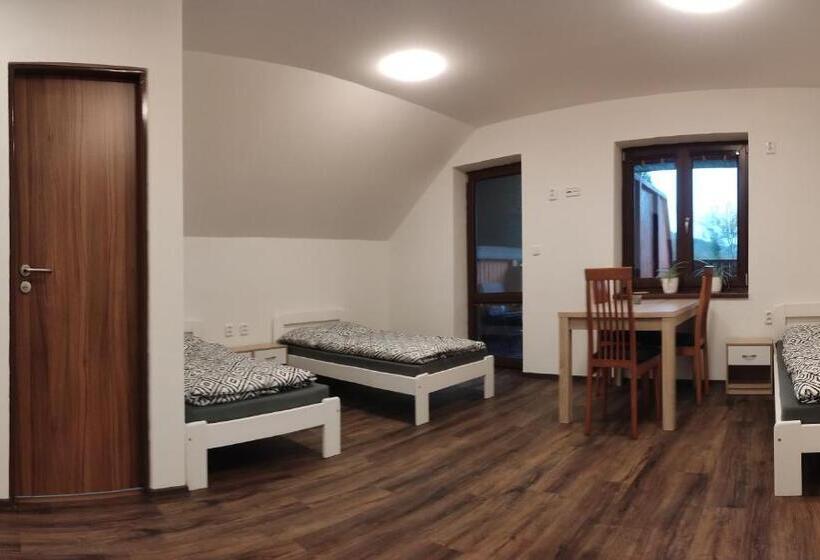 غرفة قياسية ثلاثية مزودة بشرفة, Penzion Bystřička