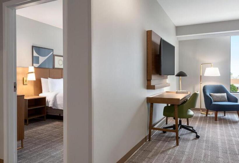 キングサイズベッドのスイートルーム, Staybridge Suites Port Elgin, An Ihg