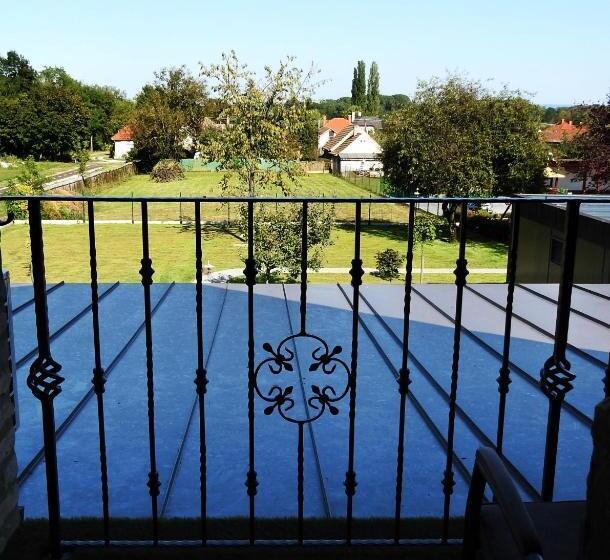 家庭间, Kukorica Csárda Apartman 2