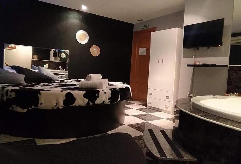 اتاق لوکس با تخت بزرگ, Hostal Happystay