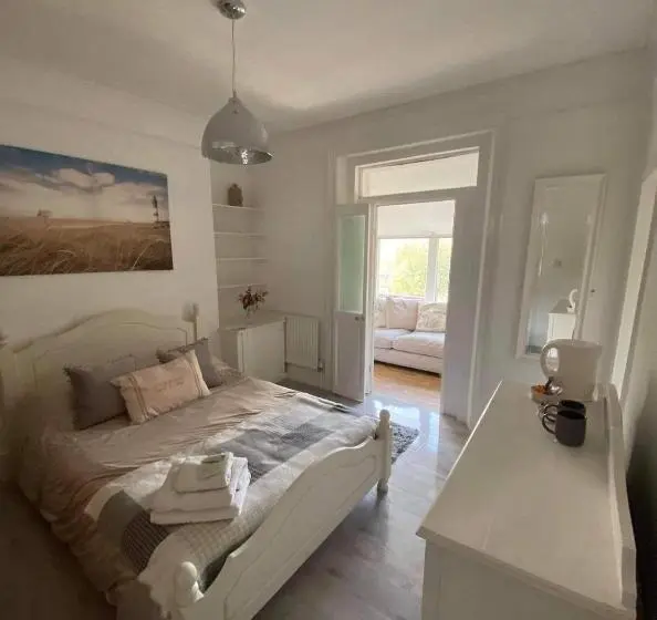 Perhesviitti, The Beach House