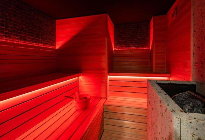 Люкс, Section L Ueno Hirokoji