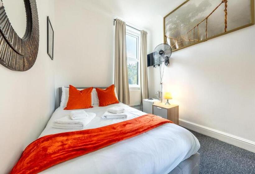 חדר סופריור, The Buross Aldgate