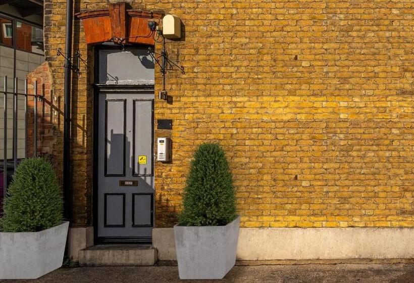 חדר סטנדרט לשלושה, The Buross Aldgate