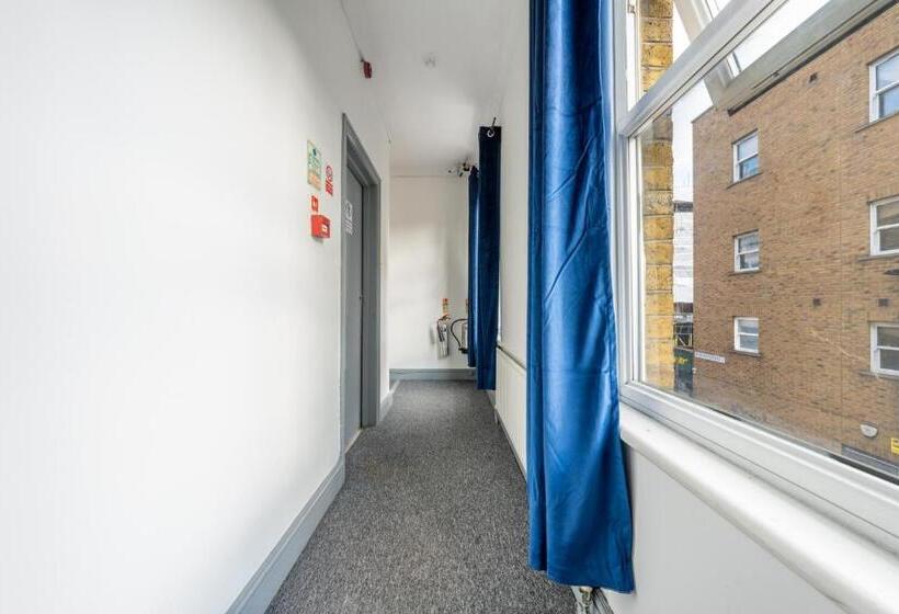 חדר סטנדרט לשלושה, The Buross Aldgate