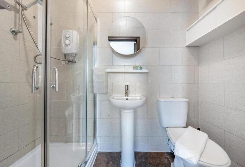 חדר סטנדרט לשלושה, The Buross Aldgate