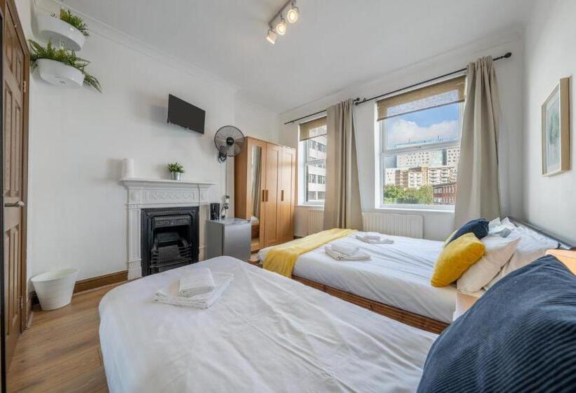 חדר סטנדרט לשלושה, The Buross Aldgate